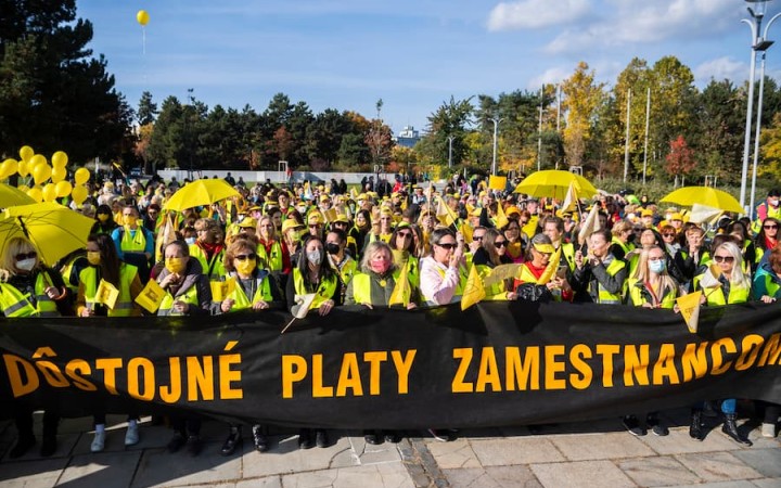 Naozaj majú Slováci najnižšie príjmy z Európskej únie?