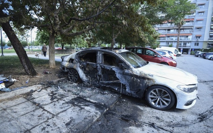 V gréckom Solúne podpálili autá Turkov vrátane jedného diplomata