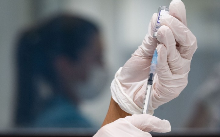 Pfizer vakcíny proti covidu – naobjednávané, nechcené a niekde už aj neodporúčané