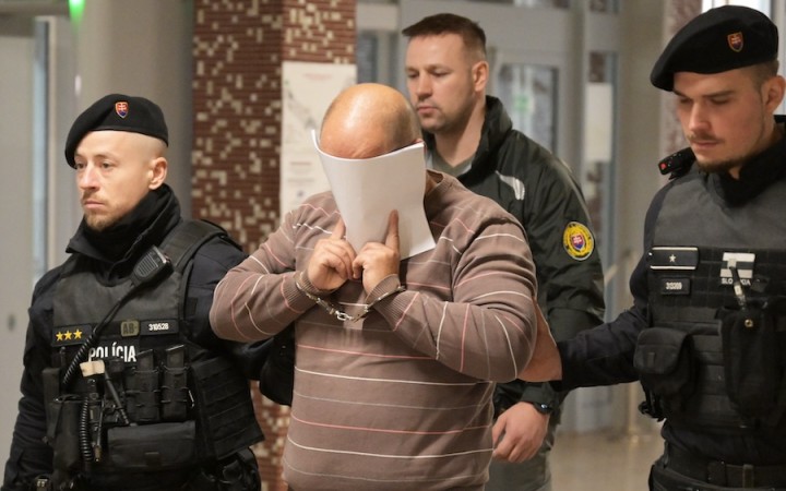Obvinený policajt bil muža taktickou rukavicou, na miesto činu sa vrátil v civile