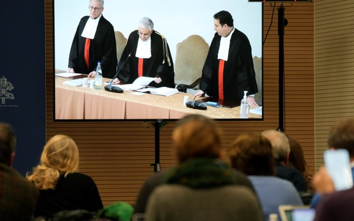 Pápež by sa mal zrieknuť najvyššej súdnej moci v mestskom štáte, navrhuje známy vatikanista