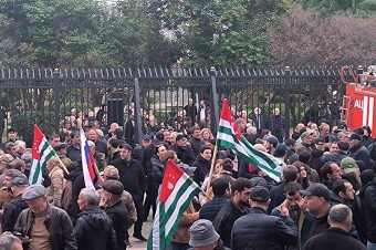 Abcházci protestujú proti novej dohode s Ruskom, odstúpil premiér aj prezident