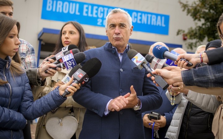 Prvé kolo prekvapivo vyhral proruský populista a kritik NATO