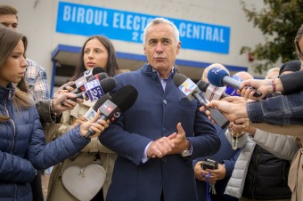 Prvé kolo prekvapivo vyhral proruský populista a kritik NATO