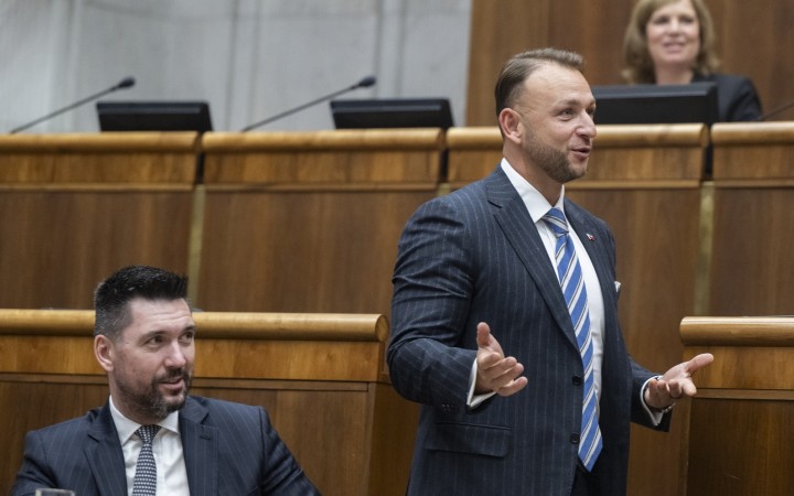 Fico si je tesnej väčšiny vedomý, Danko sa vyhovára na techniku a Šutaj Eštok prosí Huliaka, nech sa vrátia