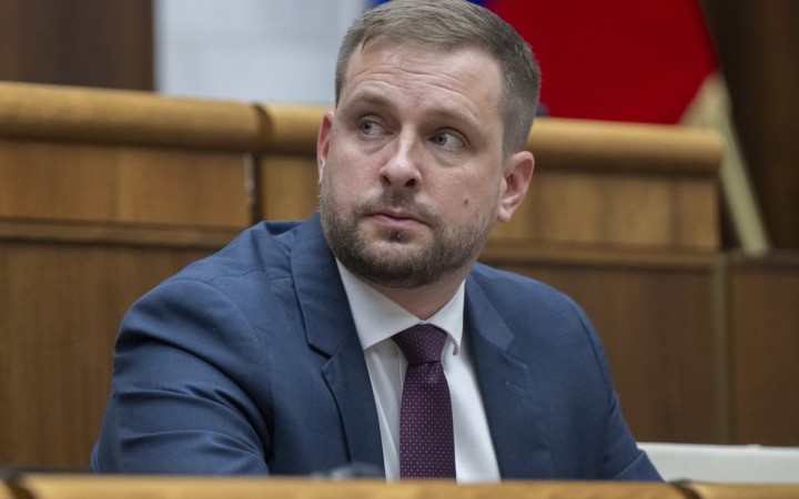 Šaško väzby na Agel nepretrhol, má ich šéf štátnej poisťovne aj riaditeľ v Trenčíne