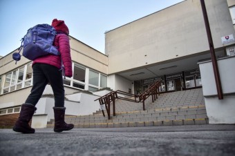 Niektoré školy vymknú meškajúce deti za každého počasia na celú hodinu. Majú sa tak naučiť dochvíľnosti