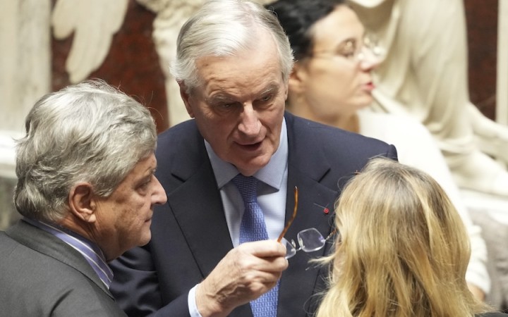 Parlament vyslovil nedôveru kabinetu Michela Barniera, zapíše sa ako najkratšie slúžiaci premiér