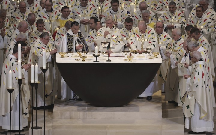 V katedrále Notre-Dame sa po piatich rokoch rekonštrukcie konala prvá omša