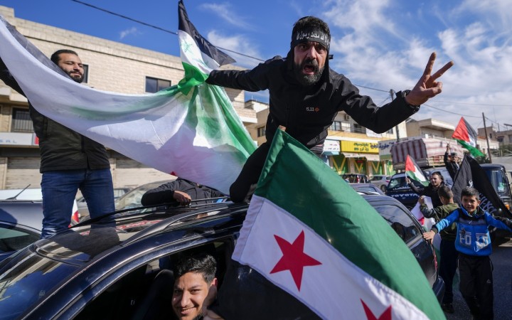 Povstalecká koalícia chce dočasnú vládu, arabské štáty idú zamedziť novej vojne