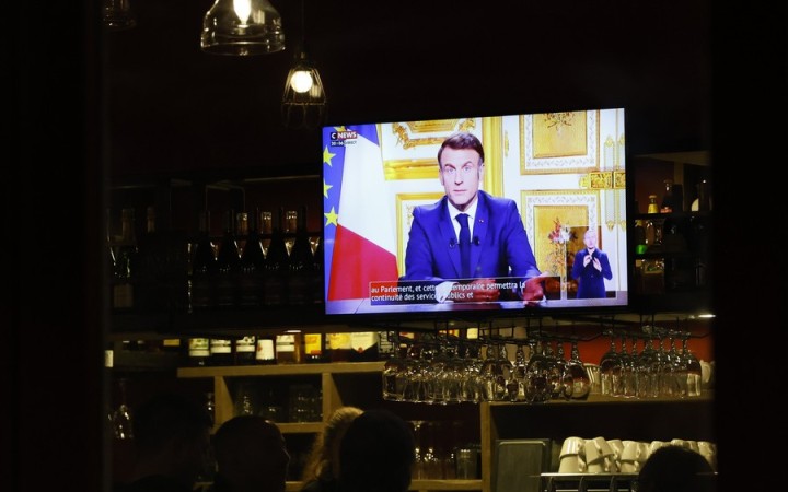 Môže ním byť ľavičiar Cazeneuve aj pravičiar Lecornu. Macron čelí tlaku na odstúpenie