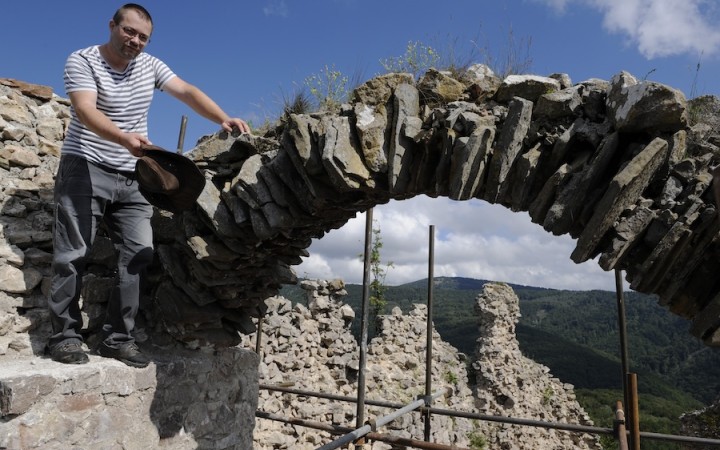 Nahradí ho archeológ s pochybnou povesťou. Nie je to v súlade so zákonom, hovoria odborníci