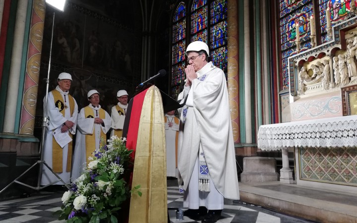 V parížskej katedrále Notre-Dame sa konala prvá omša od ničivého požiaru