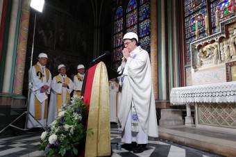 V parížskej katedrále Notre-Dame sa konala prvá omša od ničivého požiaru