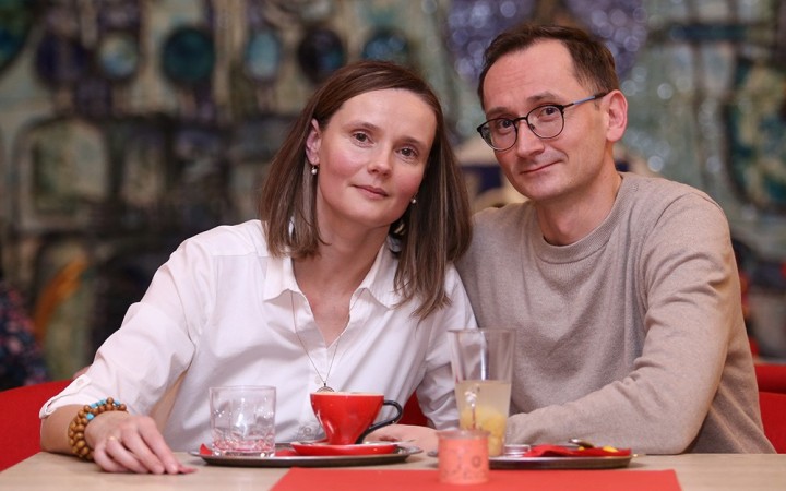 Mladí dnes žijú pod jednou strechou a my stále hovoríme o prirodzených metódach