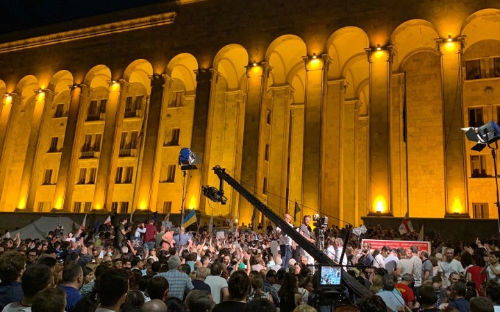 Tisíce protestujúcich Gruzíncov zaútočili v Tbilisi na budovu parlamentu