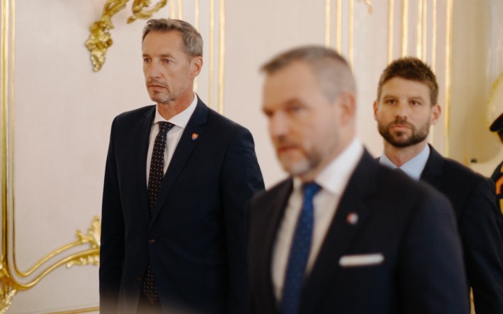 KDH a PS ju odmietajú. Tvrdia, že strana Šutaja Eštoka sa čoraz viac podobá Smeru