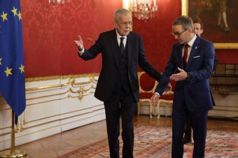 Od rakúskych volieb prešlo 99 dní a antisystémový víťaz zostavuje vládu