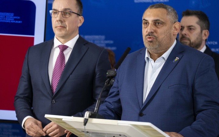 Kto odmietne pracovnú ponuku, môže prísť o dávky v hmotnej núdzi