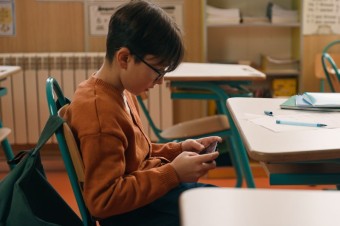 Čoraz viac štátov sa pridáva k priamemu zákazu, vo Fínsku budú školáci bez mobilov až do osemnástich rokov