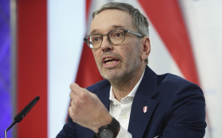 Šesť rokov ho vylučovali, teraz z rakúskych ľudovcov sťahuje kožu zaživa