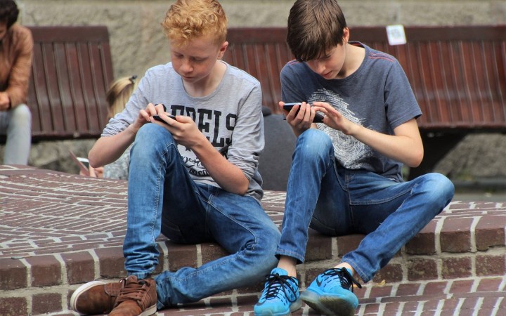 Keď smartfóny deťom zakáže celé mesto. Nemať mobil začne byť postupne v móde