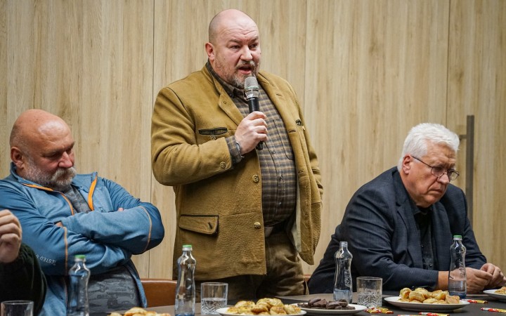 Šéfovi SNS navrhuje stretnutie a vyriešenie konfliktu. Dáva mu 6 dní