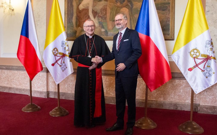 Pozornosť vo verejnej debate vyvolal aj paragraf podobný tomu v zmluve Slovenska