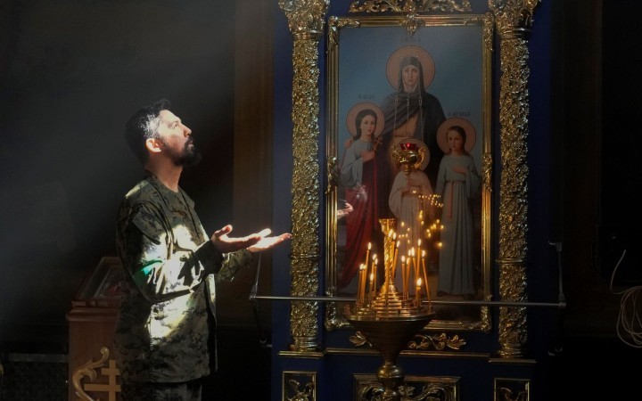 Trvalo mi štyri dni, kým som farníkov presvedčil, že vraždenie je zlé. Za deň a pol im propaganda opäť vymyla mozgy
