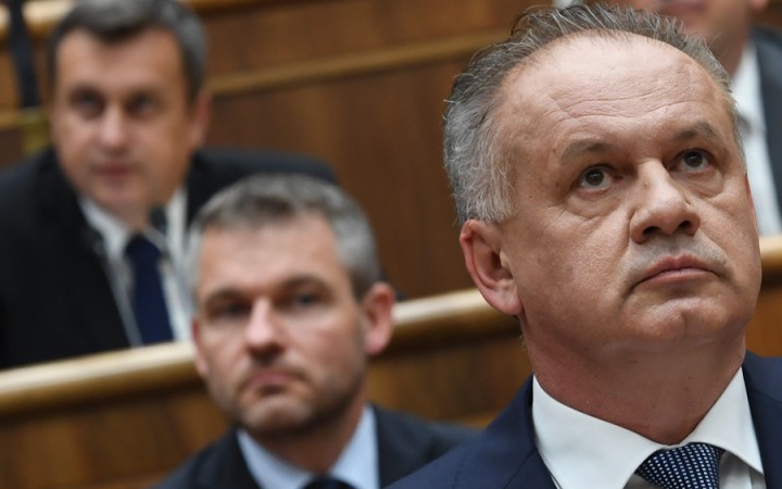 Z troch najvyšších ústavných činiteľov zarobil vlani najviac exprezident Kiska