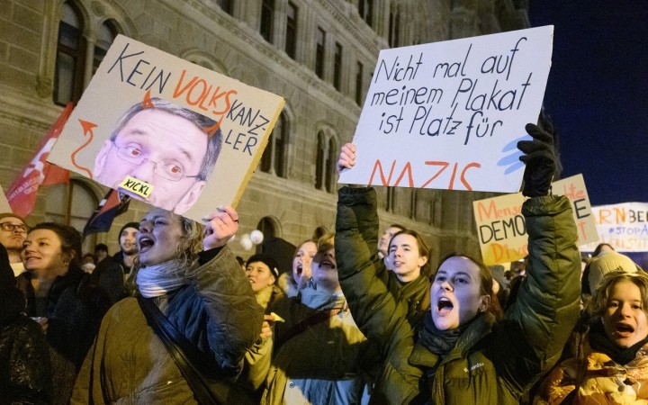 Tisícky ľudí protestovali vo Viedni, nechcú vládu vedenú FPÖ