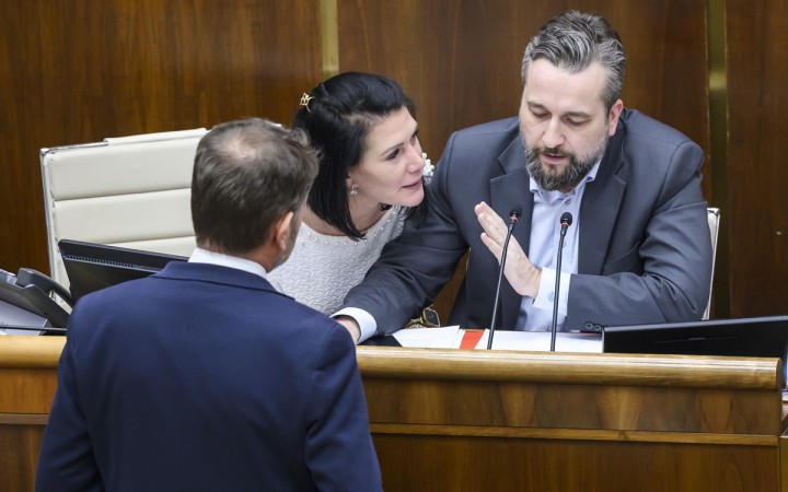 Koalícia potvrdila zmluvu s Visolajským, za stavebné zákony hlasovala aj Bittó Cigániková