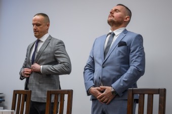 Dostal monitorovací náramok a viacero zákazov, zo súdu ho však odviezli v putách