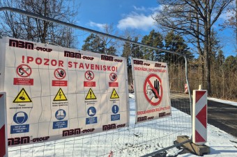 Nekonečná obnova síce pokračuje, ale vyvoláva otázniky. Nové vedenie ani firma sa nechcú vyjadriť