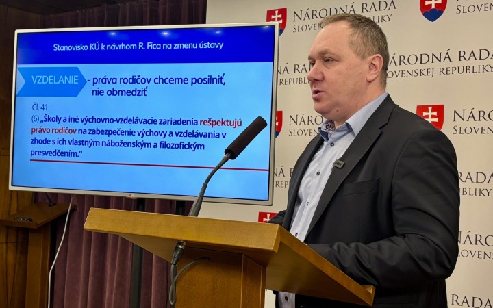 Kresťanská únia nevylúčila podporu Ficovho návrhu na uzákonenie dvoch pohlaví do ústavy