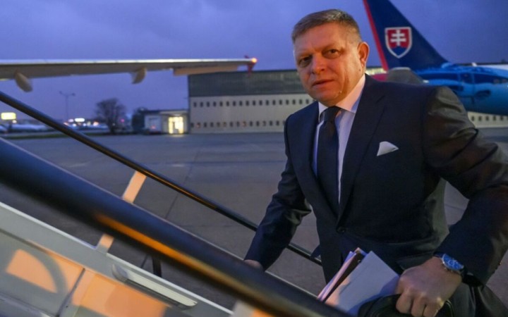 Premiér odcestuje aj so svojou mamou. V piatok ho prijme pápež František