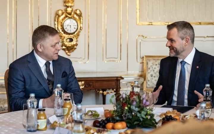 Premiér odovzdal Pellegrinimu podpisy štyroch rebelujúcich a nominoval Huliaka na ministra športu