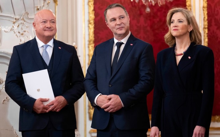Rakúšania volili napravo a dnes za to získali ľavicovú vládu