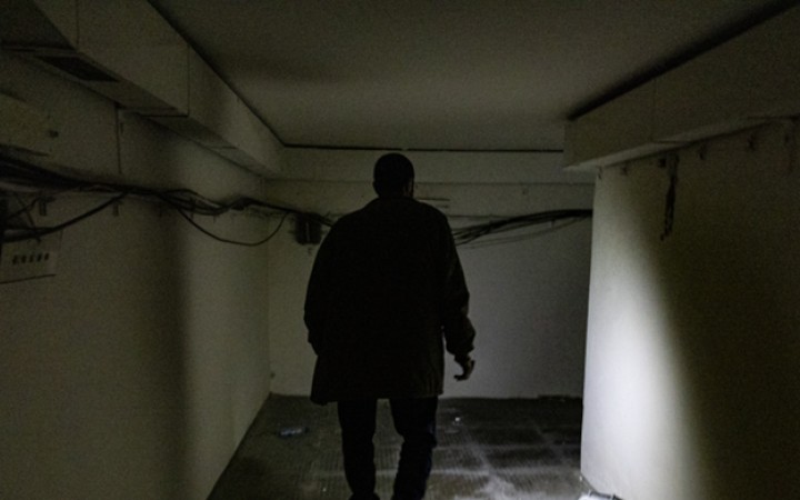 Musíš sa plaziť po štyroch a štekať ako pes. Potom ťa zastrelia