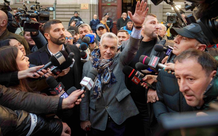 Politickú krízu vyhrotil storočný pučista v mene Drakulu