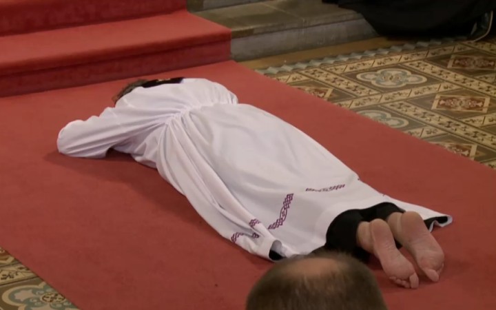 Slovenský biskup urobil gesto, ktoré by mali nasledovať aj iní. Ba vlastne všetci