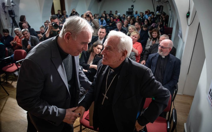 „Vitaj späť v akademickej aréne, Róbert!“ uviedol ho nuncius Girasoli. Prišli aj štyria biskupi
