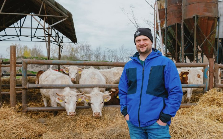 Pred rokom začal chovať kravy, teraz žije v neistote