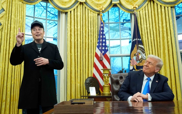 Trump ho vníma ako rastúcu politickú záťaž, s jeho výkonom je však spokojný