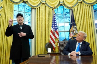 Trump ho vníma ako rastúcu politickú záťaž, s jeho výkonom je však spokojný
