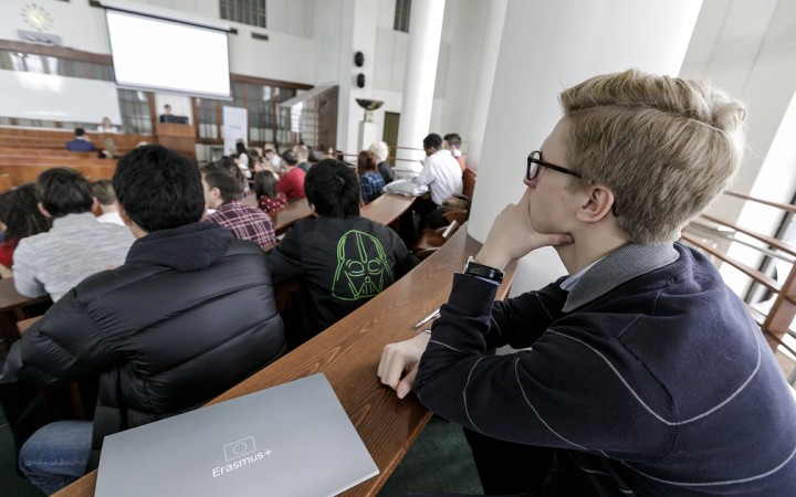 Mladé generácie strácajú podľa prieskumu dôveru v ekonomiku