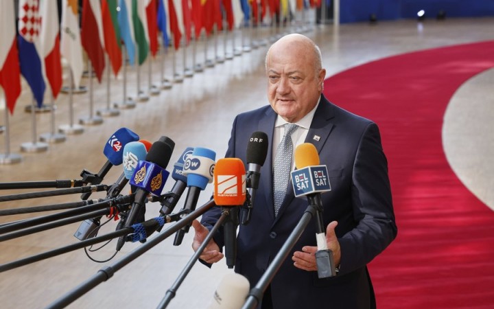 Nový rakúsky kancelár v detstve miništroval, inak však vysiela aj protikresťanské signály