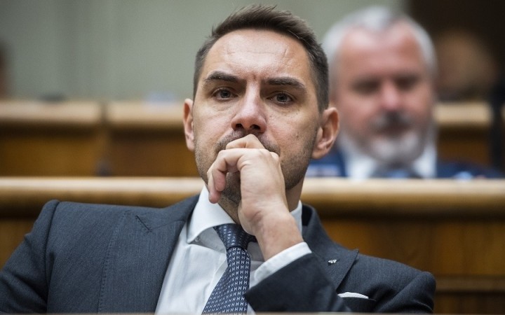 Poškodzoval dobrú povesť členov aj vedenia strany, tvrdí predseda László Gubík