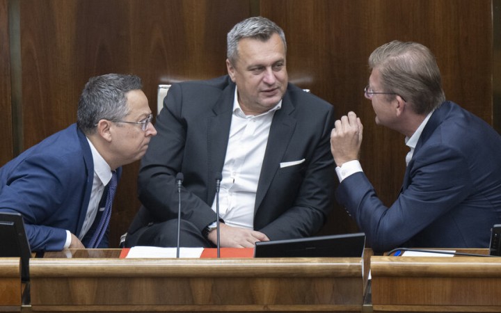 Andrej Danko zrazu precitol, akú absurdnosť to v podobe transakčnej dane SNS podporila