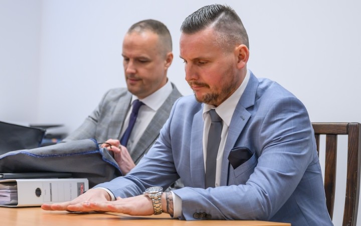 Smer vytvára obranný val extrémistovi. Splynutie antifašizmu a neofašizmu však má svoju logiku